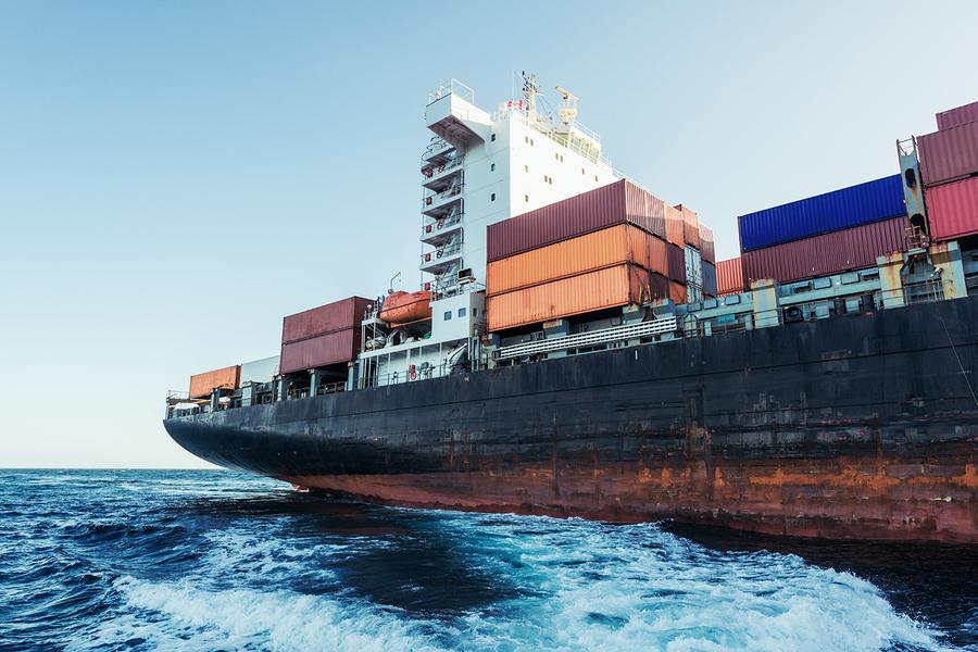 Tàu container trên biển